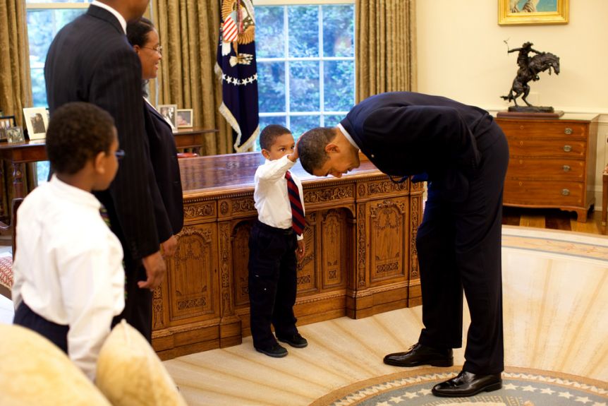 Medanoke.co  - Bocah Lelaki Memegang Kepala Obama Untuk Mengetahui Potongan Rambut Presiden Sama Dengannya
