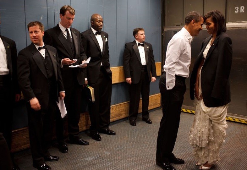 Medanoke.com - Barack dan Michelle Obama Memasangkan Jasnya Ke Ibu Negara Dalam Perjalanan Mereka ke Inaugural Bali Pada 2009