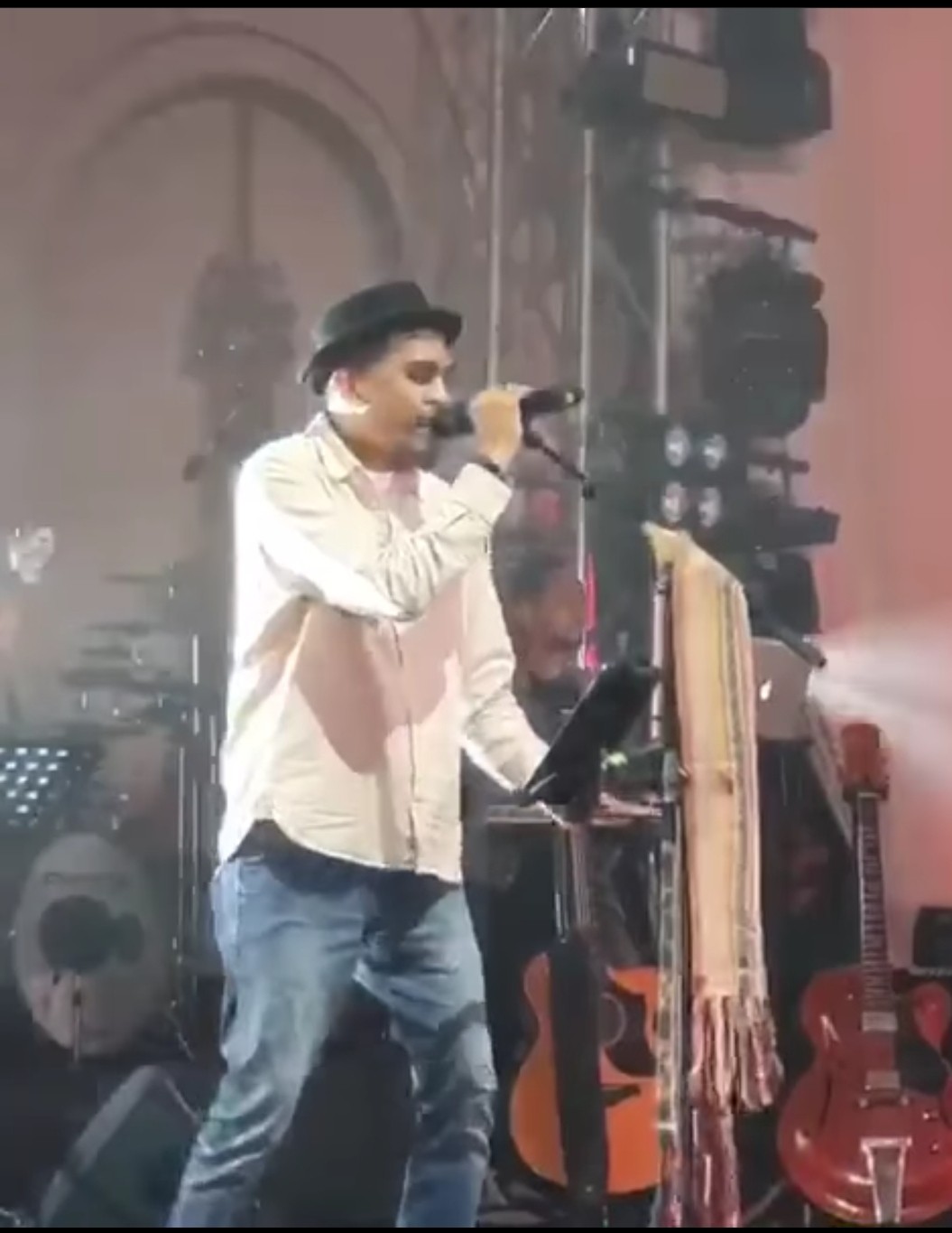 Medanoke.com-Glen Fredly Saat konser