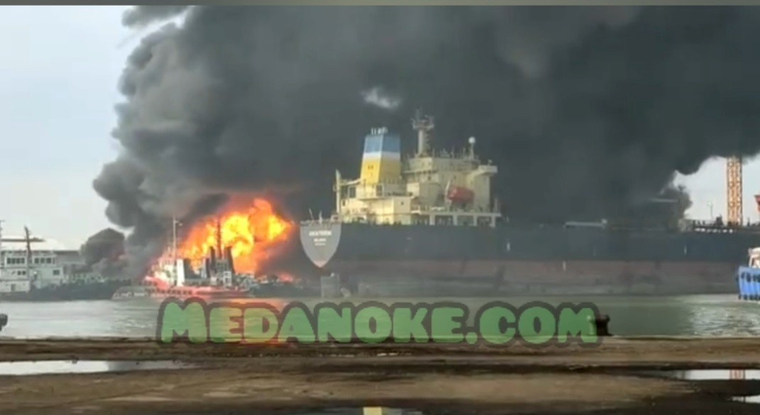 medanoke.com - Kapal Terbakar di Pelabuhan Belawan, ABK Kapal Berusaha Di Evakuasi (1)