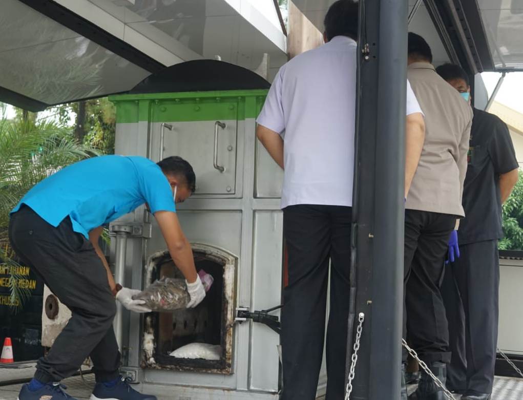 proses pemusnahan dengan mesin incinerator
