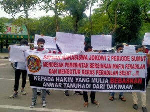 medanoke.com - Mahasiswa Demo Pengadilan Negeri Medan